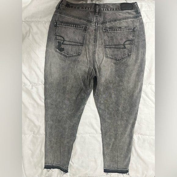 American Eagle Distressed Mom Jeans Size 6 Short - Picture 2 of 5